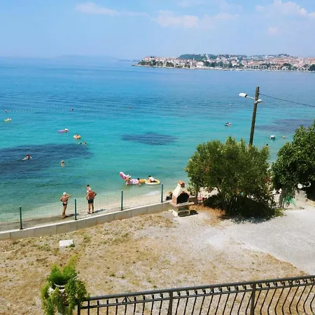 Beachfront Meri Apartment *