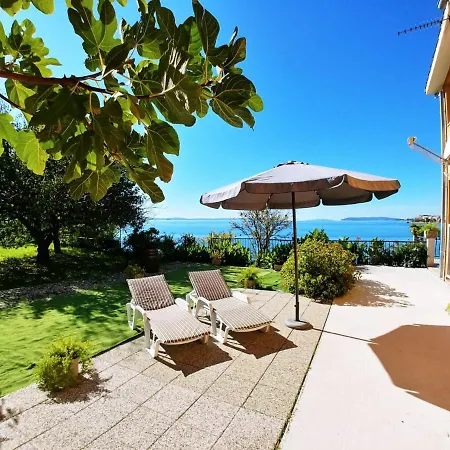 Beachfront Meri Apartment *