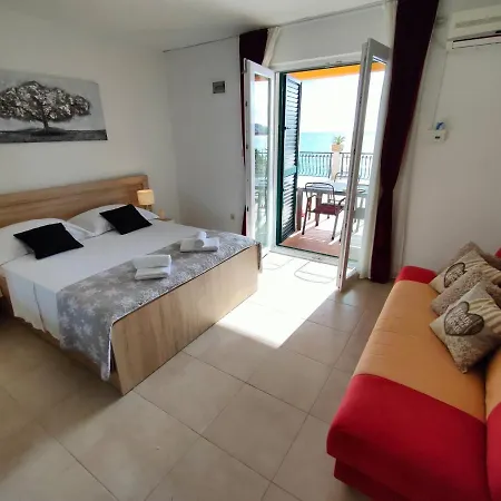 Beachfront Meri Apartment *