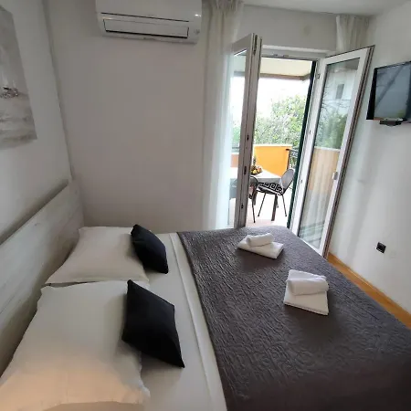Beachfront Meri Apartment *